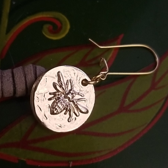 Bee feather earrings - Picture 4 of 4